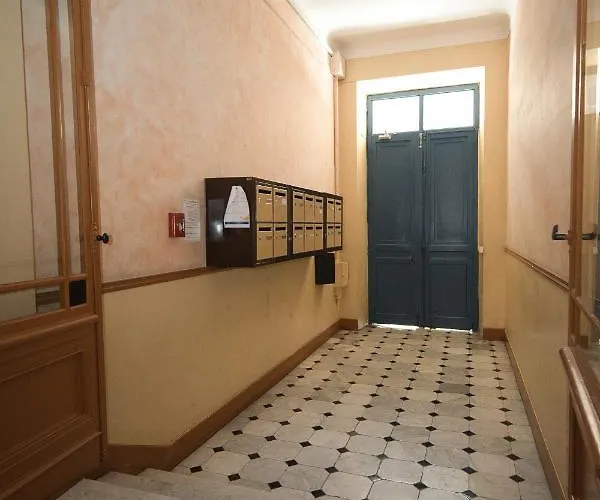 Lusso 5 Beds Apartment